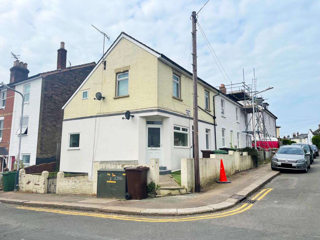 Lot: 10 - TWO-BEDROOM MAISONETTE - Front of corner positioned property